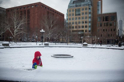 NEW YORK, NY - FEBRUARY 17: A child plays in the snow in Washington Square Park after a snowstorm on the morning of February 17, 2015 in New York City. The city received approximately 3-6 inches of snow overnight. Andrew Burton/Getty Images/AFP == FOR NEWSPAPERS, INTERNET, TELCOS & TELEVISION USE ONLY ==