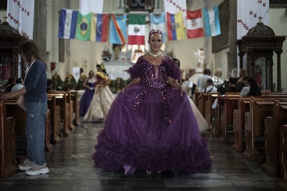 Georgina Poceros en la parroquia de la Santa Cruz en el Centro Histórico de Ciudad de México.
