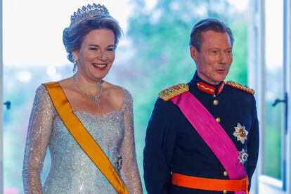 La reina Matilde de Blgica y el gran duque Enrique de Luxemburgo, el 16 de abril de 2024, en una visita oficial del segundo al Palacio Real de Bruselas en Blgica.
