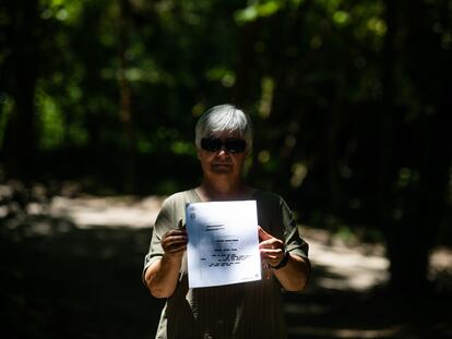 Carmen Arca muestra la sentencia que ha permitido sacar a su madre, fallecida en 2003, de un registro de morosos en el que fue incluida 18 años después de su muerte.