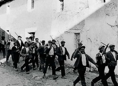 En el lado republicano la penuria se palpa desde el principio. En esta imagen, milicianos mal armados  van a combatir en un pueblo extremeño en 1936