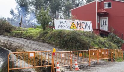 Obras para construir la línea de alta de tensión, cerca de Santiago