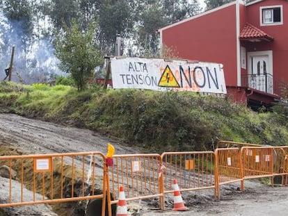 Obras para construir la línea de alta de tensión, cerca de Santiago