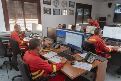 Puesto de Mando de La Unidad Militar de Emergencias, UME, en sus instalaciones en Tenerife para seguir la evolución del incendio.