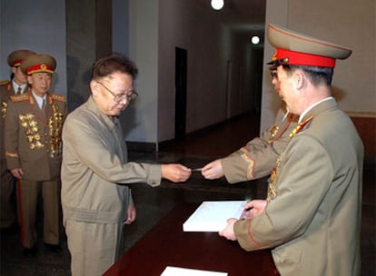 El líder de Corea del Norte, Kim Jong-il, deposita su voto.