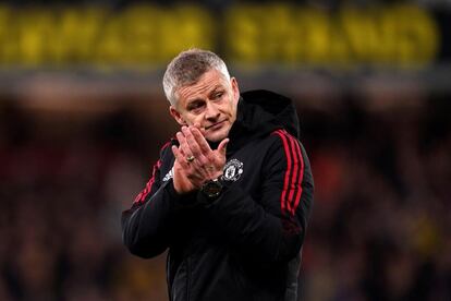 Ole Gunnar Solskjaer aplaude a la aficin tras el partido del Manchester United contra el Watford.