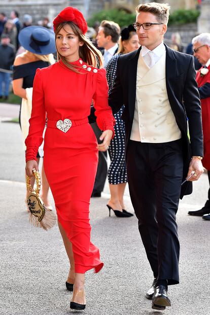 La diseñadora Emma Louise Connolly acaparó todas las miradas al asistir a la moda de Eugenia de York enfundada en un diseño rojo de Alessandra Rich (responsable del vestido de lunares viral del año). La británica cerró su look con zapatos negros con tira invisible.
