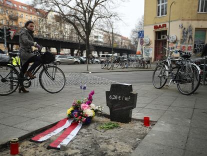 Una intervención artística callejera en protesta de la subida de los alquileres en Berlín subraya el alto costo del metro cuadrado en la ciudad. 