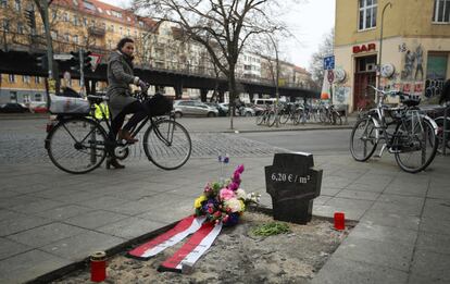 Una intervención artística callejera en protesta de la subida de los alquileres en Berlín subraya el alto costo del metro cuadrado en la ciudad.