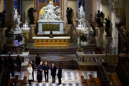 El presidente Emmanuel Macron (segundo por la derecha), durante su visita a Notre Dame este viernes.