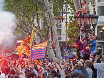 Centenares de seguidors celebren el títol en Canaletes