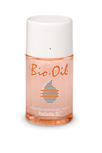 Bio Oil es un aceite no graso con propiedades antienvejecimiento para combatir estrías, cicatrices y manchas. Su fórmula es una combinación de extractos de plantas naturales y vitaminas. Su textura es ligera y sedosa, gracias al ingrediente estrella PurCellin OilTM, el cual garantiza que los beneficios que aportan sus componentes sean fácilmente absorbidos. Cuesta 11,95 euros y lo puedes adquirir en farmacias, parafarmacias y perfumerías especializadas.