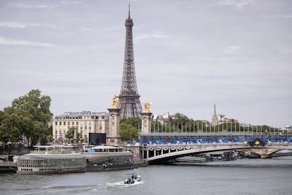 Últimos preparativos a lo largo del Río Sena, donde este viernes se celebrara la ceremonia de inauguración de los JJOO París 2024.