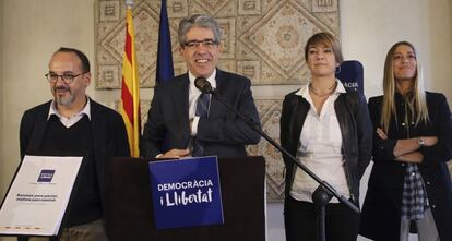 El cabeza de lista de Democràcia i Llibertat, Francesc Homs, ofrece una rueda de prensa en Madrid para presentar el documento ?Razones para pactar, motivos para convivir. Propuesta de diálogo?, junto a Carles Campuzano, Lourdes Ciuró y Miriam Nogueras (i-d).