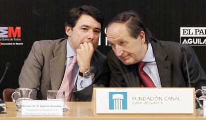 El expresidente del Canal de Isabel II, Ildefonso de Miguel junto a Ignacio González en 2006.