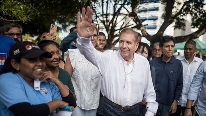 El candidato Edmundo González saluda a su llegada a un acto público, el 13 de junio en Caracas.
