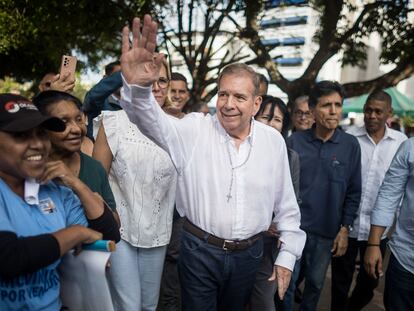 El candidato Edmundo González saluda a su llegada a un acto público, el 13 de junio en Caracas.