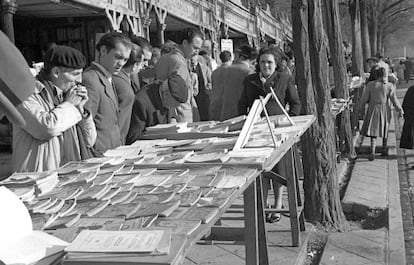 Puestos de libros en la madrile&ntilde;a Cuesta de Claudio Moyano en diciembre de 1940. 