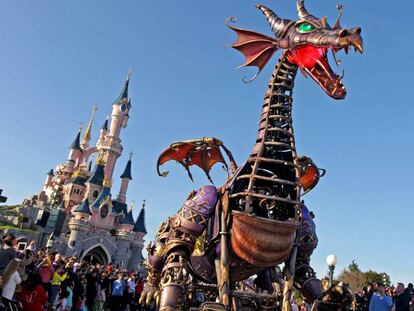 Una carroza del nuevo desfile Disney Star Parade, en Disneyland París.
