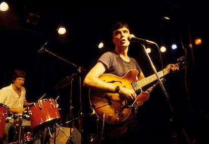 El líder de Talking Heads, David Byrne, y el batería Chris Frantz, en un concierto de 1977.