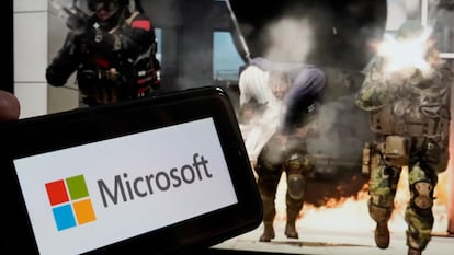 El logo de Microsoft, con el fondo de una escena del videojuego 'Call of Duty. Modern Warfare', de Activision Blizzard.