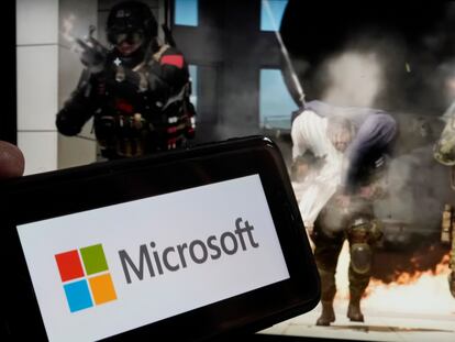 El logo de Microsoft, con el fondo de una escena del videojuego 'Call of Duty. Modern Warfare', de Activision Blizzard.