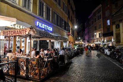 Una calle de Roma llena de terrazas el 7 de junio de 2021, cuando se pospuso el toque de queda hasta la medianoche.