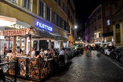 Una calle de Roma llena de terrazas el 7 de junio de 2021, cuando se pospuso el toque de queda hasta la medianoche. 