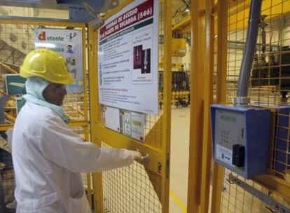 Un trabajador en la central nuclear de Garoña (Burgos).