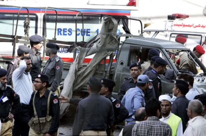 Dos atentados suicidas contra sendos vehículos militares provocan decenas de muertos en la ciudad fronteriza de Lahore, en Pakistán.