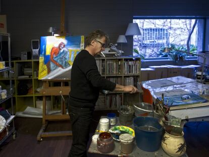 Javier Mariscal en su estudio de Poblenou, en Barcelona, mientras prepara una exposición inspirada en los dibujos de <i>Chico & Rita.</i>