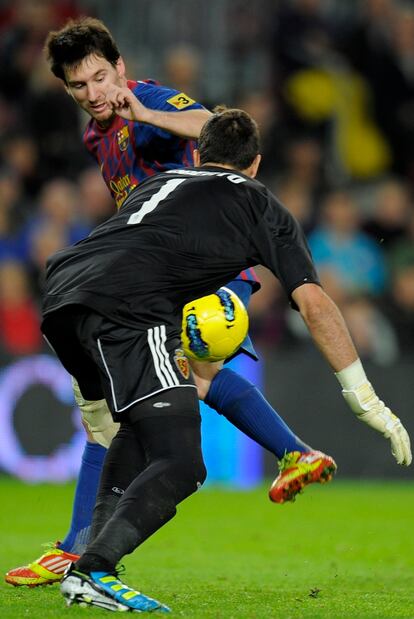 Messi persigue el balón ante la mirada del guardameta del Zaragoza, Roberto.