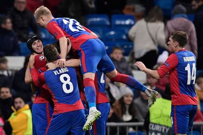 Los jugadores del CSKA celebran el tercer gol.