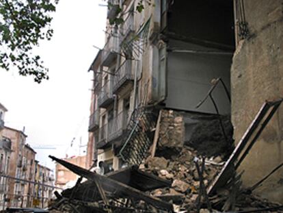 Estado en que quedó el edificio que se desplomó ayer en la calle de Sant Mateu, en Alcoi.