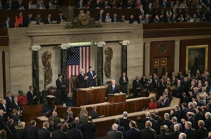 El presidente de EE UU, Donald Trump, respaldado por el vicepresidente estadounidense Mike Pence y el presidente de la Cámara, Paul Ryan, es bienvenido en su discurso sobre el Estado de la Unión en sesión del Congreso dentro de la Cámara en Capitol Hill en Washington.
