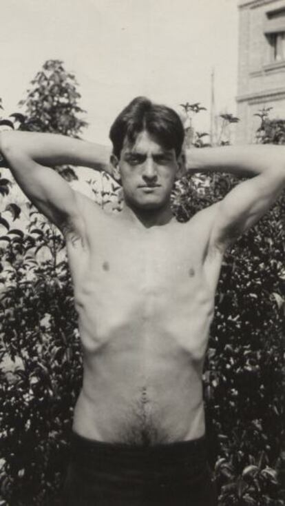 Luis Buñuel, haciendo unos ejercicios en la Residencia de Estudiantes.