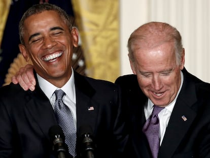 El candidato demócrata Joe Biden con el entonces presidente Barack Obama durante una celebración en la Casa Blanca en octubre de 2015.