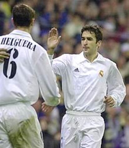 Raúl celebra su gol con Helguera en el partido ante el Villarreal.