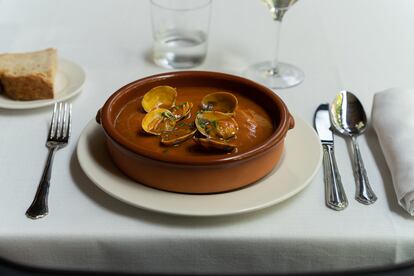 Tortilla guisada con almejas del restaurante Molino de Pez, en Barcelona.