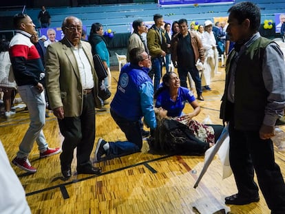 Una mujer simpatizante de Fernando Villavicencio yace herida en el suelo después del ataque que dejó sin vida al candidato, en Ecuador.