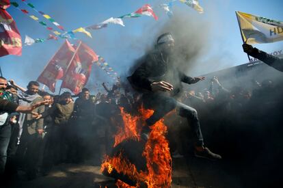 La gente se reúne para celebrar Newroz, que marca la llegada de la primavera y el nuevo año, en Estambul (Turquía).