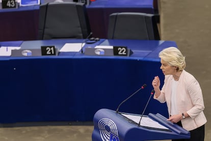 La presidenta de la Comisión Europea, Ursula von der Leyen, se dirige a los eurodiputados este jueves.