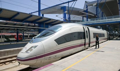 Tren Siemens S103 de la línea Madrid-Barcelona.