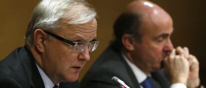 Olli Rehn, junto a Luís de Guindos, ayer en rueda de prensa en Madrid.