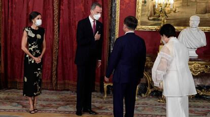 El rey Felipe VI y la reina Letizia dan la bienvenida al presidente surcoreano Moon Jae-in, antes de la cena oficial que tendrá lugar en el Palacio Real