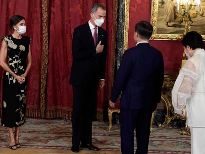 El rey Felipe VI y la reina Letizia dan la bienvenida al presidente surcoreano Moon Jae-in, antes de la cena oficial que tendrá lugar en el Palacio Real