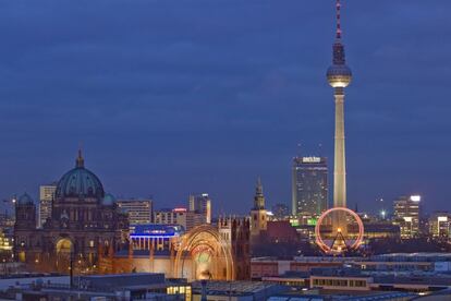 Panorámica de la ciudad, en la que destaca la torre de televisión de Alexanderplatz, de 365 metros de altura