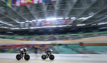 La británica Megan Giglia (derecha) y la alemana Denise Schindler compiten en la prueba de ciclismo en pista 3000m C1-2-3 persecución individual.