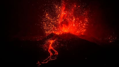 Imagen de las coladas descendiendo por las laderas del volcán Cumbre Vieja en La Palma