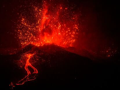 Imagen de las coladas descendiendo por las laderas del volcán Cumbre Vieja en La Palma